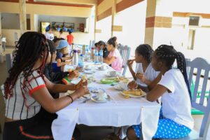 Restaurant de l hotel La Diaspora Ouidah Benin Eleve College Alexandre Macal St Francois Guadeloupe Voyage Scolaire TMA Festival Photo Agbeko Lucien MASSEME Orbit