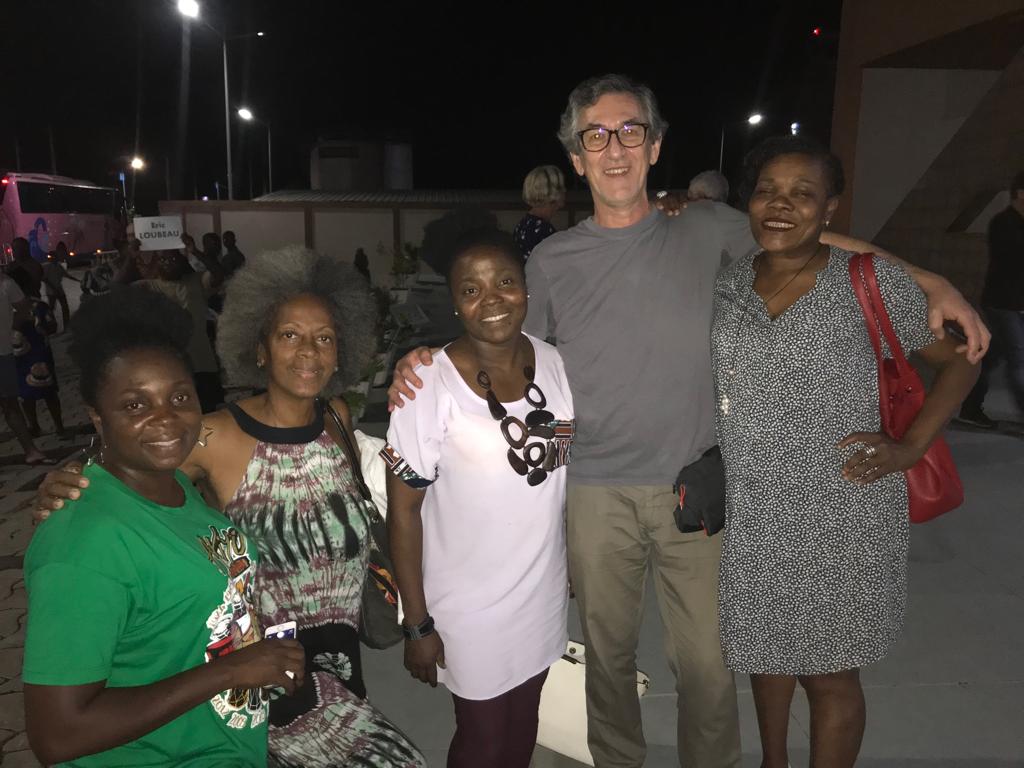 Aéroport de Cotonou – Bénin - Les co-fondateurs de TMA Festival accompagnés de 3 personnes de l’équipe logistique debouts et souriants à la photo.