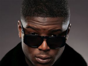 Ninho de face avec des lunettes