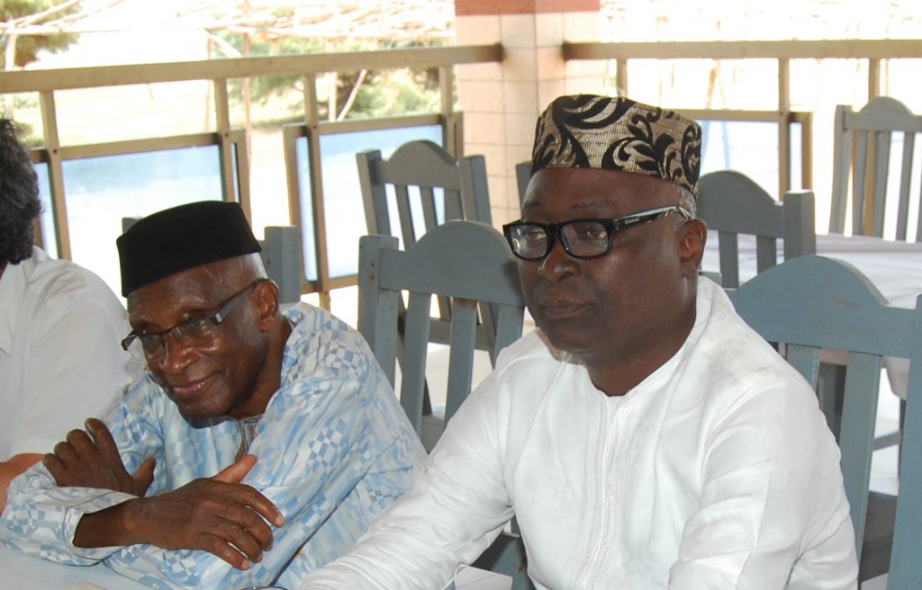 Photo couleur : Alfred Kounde et Henri Vignonde, de face, côté à côte