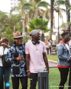 Le public dans le jardin après la conférence de presse
