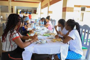 Restaurant de l hotel La Diaspora Ouidah Benin Eleve College Alexandre Macal St Francois Guadeloupe Voyage Scolaire TMA Festival Photo Agbeko Lucien MASSEME Orbit