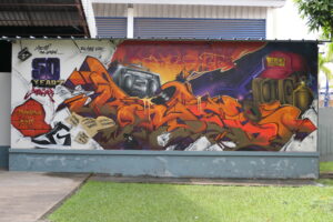 Mur avec une fresques en couleurs vives en graffiti