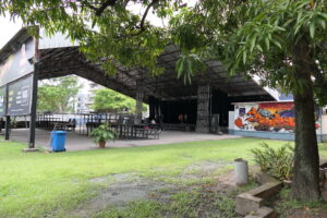 Jardin arboré qui entoure la scène de TMA Festival