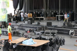 Photo couleurs montrant la scène, les flight cases et les chaises