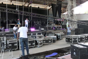 Photo couleurs montrant la scène de TMA Festival et les flight cases