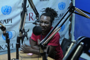 Yhello Yizi de face, au micro de Radio Okapi