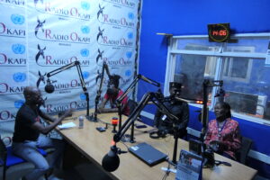 Le studio de Radio Okapi, les murs bleu roi et au micro, Suzanne Dimosi, Jacques Tshimakinda