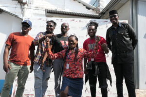 Patson, Kratos Beat, Yhello Yizi et Jacques Tshimakinda de face autour de Suzanne Dimosi