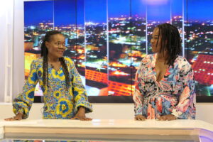 Photo couleurs montrant Suzanne DImosi et Elida Almeida sur le plateau de JT B One toutes 2 vétues de robes