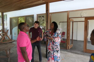 Photo couleur, Elida Almeida face à Patson et en pleine discussion